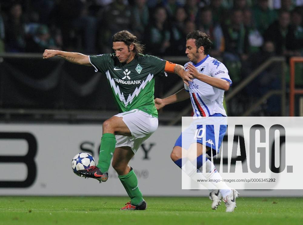 Bremen - UEFA Champions League Qualifikation 2010 2011 - SV Werder Bremen vs Sampdoria Genua 3:1 --- Torsten Frings (li, SV Werder Bremen) gegen Giampaolo Pazzini (Sampdoria Genua ) ---