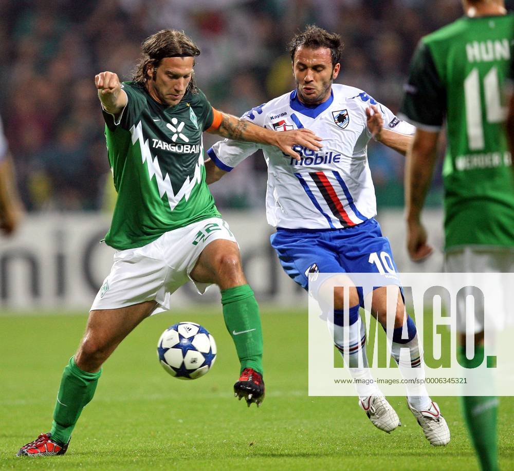 Fußball Champions League Qualifikation Play-Off, 18.08.2010: SV Werder Bremen - Sampdoria Genua, im Weserstadion Bremen, v.l. Torsten Frings (Werder Bremen) , Giampaolo Pazzini (Sampdoria Genua)