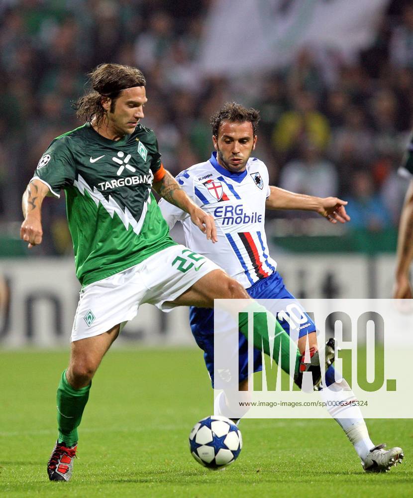 Fußball Champions League Qualifikation Play-Off, 18.08.2010: SV Werder Bremen - Sampdoria Genua, im Weserstadion Bremen, v.l. Torsten Frings (Werder Bremen) , Giampaolo Pazzini (Sampdoria Genua)
