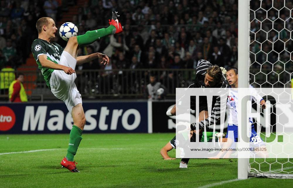 Bremen - UEFA Champions League Qualifikation 2010 2011 - SV Werder Bremen vs Sampdoria Genua 3:1 --- Petri PASANEN (li) und Tim WIESE (re, beide Bremen) retten vor Daniele GASTALDELLO (re, Genua) --- o0 Abwehr