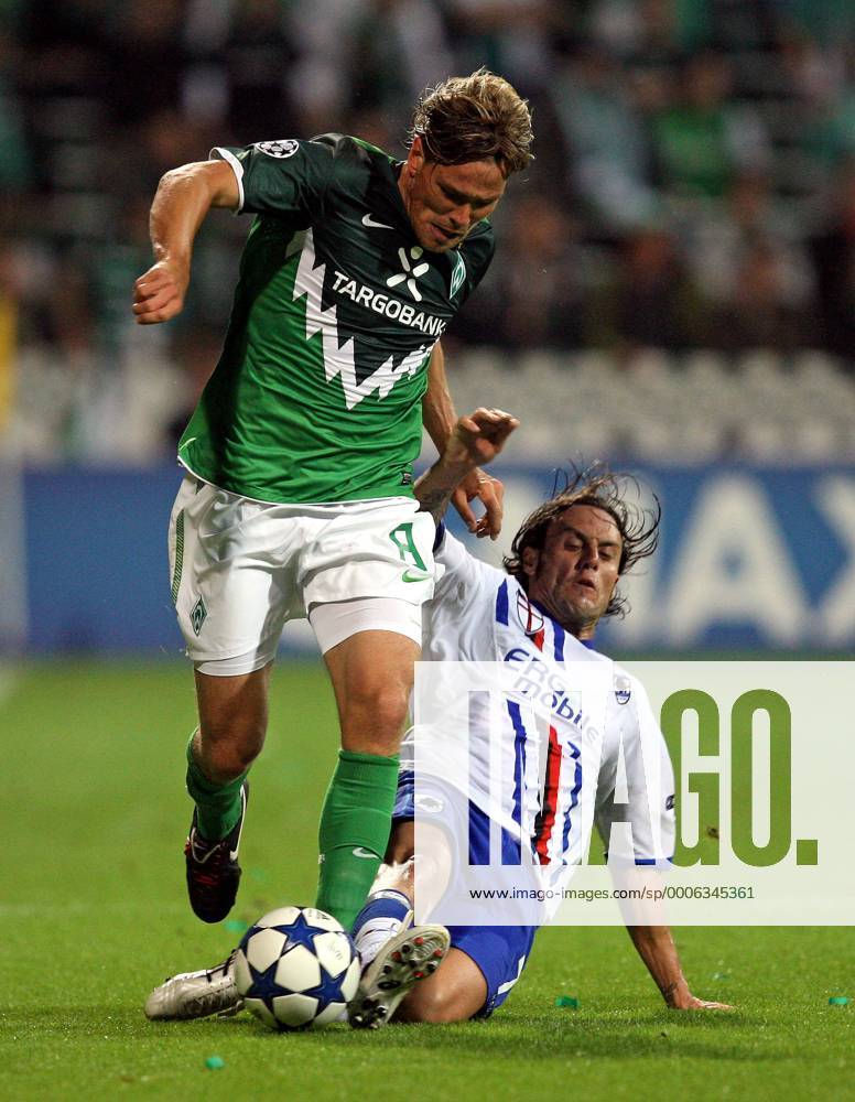 Fußball Champions League Qualifikation Play-Off, 18.08.2010: SV Werder Bremen - Sampdoria Genua, im Weserstadion Bremen, v.l. Clemens Fritz (Werder Bremen) , Daniele Mannini (Sampdoria Genua)