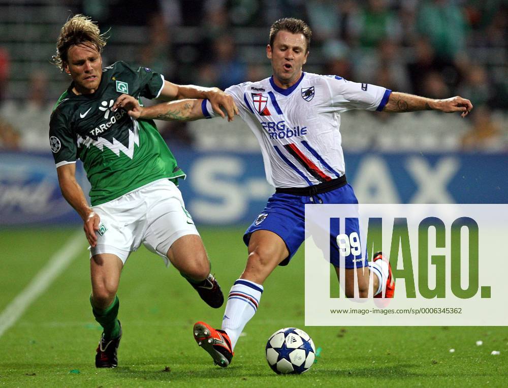 Fußball Champions League Qualifikation Play-Off, 18.08.2010: SV Werder Bremen - Sampdoria Genua, im Weserstadion Bremen, v.l. Clemens Fritz (Werder Bremen) , Antonio Cassano (Sampdoria Genua)
