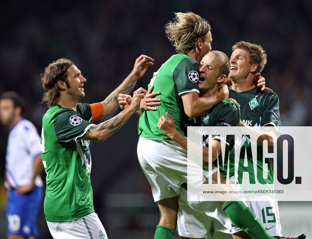 Fußball Champions League Qualifikation Play-Off, 18.08.2010: SV Werder Bremen - Sampdoria Genua, im Weserstadion Bremen, Jubel Bremen zum Tor zum 1:0 , v.l. Torsten Frings (Werder Bremen) , Torschütze Clemens Fritz (Werder Bremen) , Petri Pasanen (Werder Bremen) , Sebastian Prödl (Werder Bremen) o0 Freude
