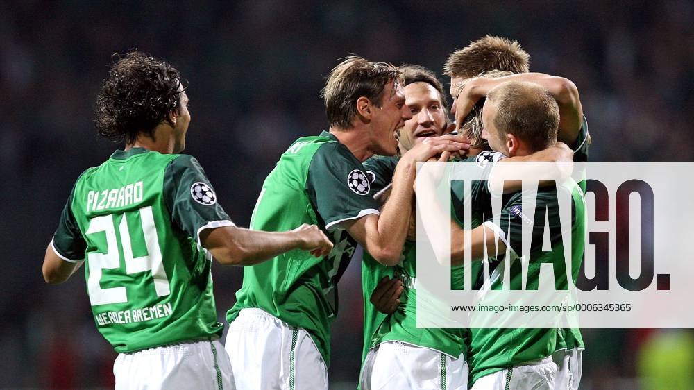 Fußball Champions League Qualifikation Play-Off, 18.08.2010: SV Werder Bremen - Sampdoria Genua, im Weserstadion Bremen, Jubel Bremen zum Tor zum 1:0 mit Tim Borowski (Mitte) o0 Freude