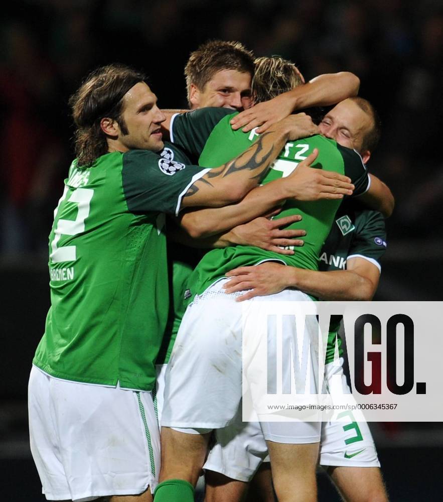 Bremen - UEFA Champions League Qualifikation 2010 2011 - SV Werder Bremen vs Sampdoria Genua 3:1 --- Torjubel nach dem 1:0: Torsten FRINGS, Sebastian PROEDL, Clemens FRITZ und Petri PASANEN (v.l., alle Bremen) ---