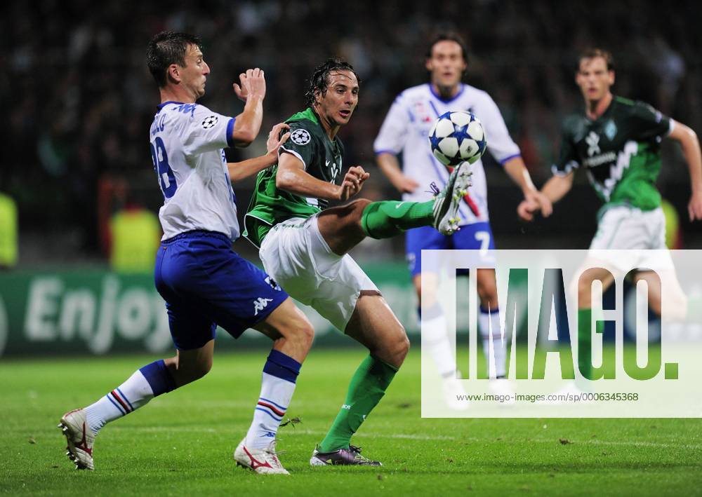 Bremen - UEFA Champions League Qualifikation 2010 2011 - SV Werder Bremen vs Sampdoria Genua 3:1 --- Claudio Pizarro (Mitte, SV Werder Bremen) gegen Daniele Gastaldello (Sampdoria Genua ) ---