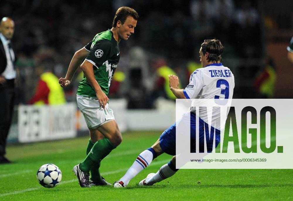 Bremen - UEFA Champions League Qualifikation 2010 2011 - SV Werder Bremen vs Sampdoria Genua 3:1 --- Philipp BARGFREDE (li, Bremen) gegen Reto ZIEGLER (re, Genua) ---