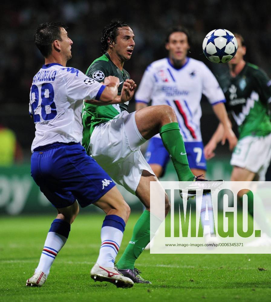 Bremen - UEFA Champions League Qualifikation 2010 2011 - SV Werder Bremen vs Sampdoria Genua 3:1 --- Claudio Pizarro (re, SV Werder Bremen) gegen Daniele Gastaldello (Sampdoria Genua ) ---