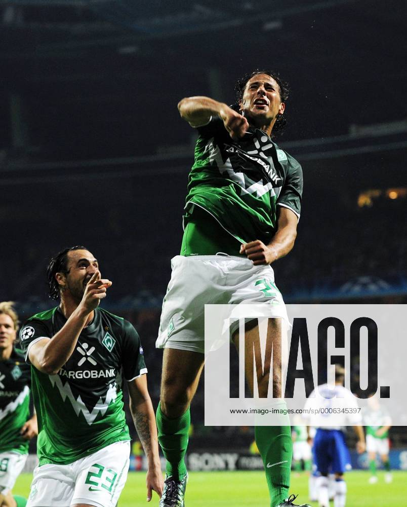 FUSSBALL CHAMPIONS LEAGUE SAISON 2010 2011 PLAY-OFFS HINSPIEL SV Werder Bremen - Sampdoria Genua 18.08.2010 Hugo ALMEIDA (li) und Claudio PIZARRO (re, beide Bremen) jubeln nach dem 3:0 o0 Freude