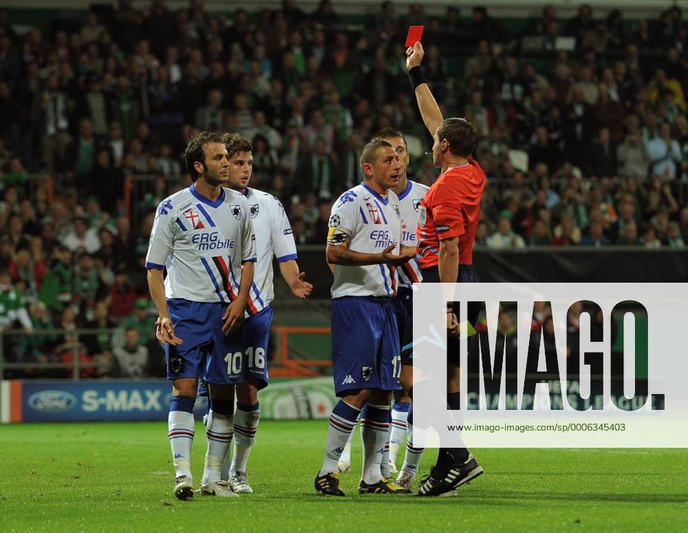 FUSSBALL CHAMPIONS LEAGUE SAISON 2010 2011 PLAY-OFFS HINSPIEL SV Werder Bremen - Sampdoria Genua 18.08.2010 Schiedsrichter Stephane Lannoy (re, FRA) zeigt Stefano Lucchini (nicht im Bild, Sampdoria Genua) die Gelb-Rote Karte; Giampaolo Pazzini, Andrea Poli, Angelo Palombo (v.li. alle Sampdoria Genua) diskutieren mit dem Schiedsrichter