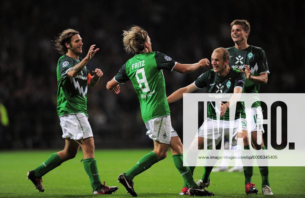 FUSSBALL CHAMPIONS LEAGUE SAISON 2010 2011 PLAY-OFFS HINSPIEL SV Werder Bremen - Sampdoria Genua 18.08.2010 JUBEL Bremen, Torsten Frings, Torschütze zum 1-0 Clemens Fritz, Petri Pasanen und Sebastian Proedl (v.li.) o0 Freude