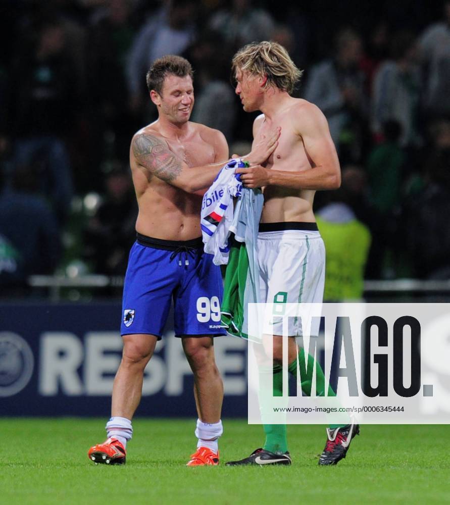 FUSSBALL CHAMPIONS LEAGUE SAISON 2010 2011 PLAY-OFFS HINSPIEL SV Werder Bremen - Sampdoria Genua 18.08.2010 TRIKOTTAUSCH; Antonio Cassano (li, Sampdoria Genua) und Clemens Fritz (SV Werder Bremen) tauschen ihre Trikots