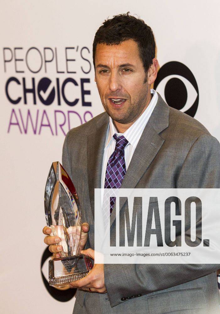 (150108) -- LOS ANGELES, Jan. 8, 2015 -- Actor Adam Sandler poses with the award for Favorite Comedic Movie Actor in the press room at the 41st Annual People s Choice Awards at Nokia Theatre in Los Angeles, California, the United States, Jan. 7, 2015. ) U.S.-LOS ANGELES-PEOPLE S CHOICE AWARDS ZhaoxHanrong