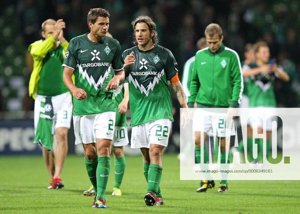 Fußball Championsleague-Qualifikation Play-Off, 18.08.2010: SV Werder Bremen - Sampdoria Genua, im Weserstadion Bremen, Schlussjubel Bremen , v.l. Sebastian Boenisch (Werder Bremen) , Torsten Frings (Werder Bremen)