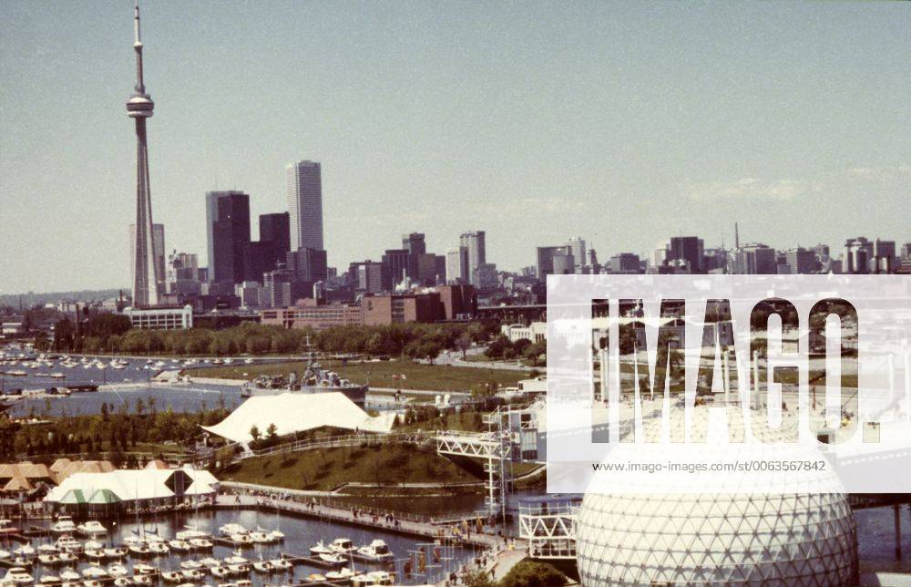 Blick über die Stadt Toronto mit dem CN Tower - Kanada 1981 Aufnaahmedatum geschätzt snapshot-photography H.Seeliger