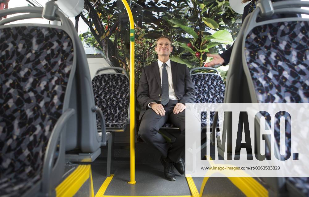 Deutschland, Berlin, Abgeordnetenhaus, Michael Müller SPD besichtigt einen neuen Bus der Berliner Verkehrsbetriebe BVG
