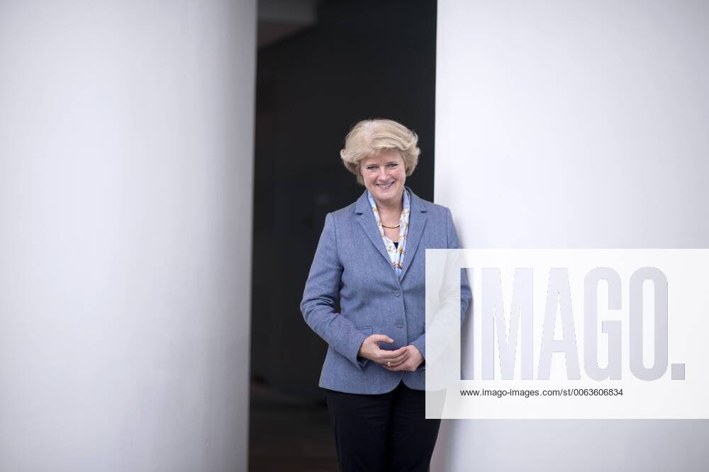 Monika Gruetters DEU, Deutschland, Germany, Berlin, 28.01.2015 Prof. Monika Gruetters, Beauftragte der Bundesregierung fuer Kultur und Medien, CDU. Portrait im Bundeskanzleramt. Bundespolitik, Deutsche Politik, Portrait, Portraet, 2015. Prof. Monika Gruetters, Culture State Secretary, CDU. Politics, Germany, Politican, Portrait.