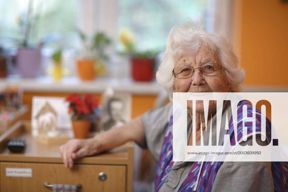 Frau, 93 Jahre, im Altersheim ibllid04055135