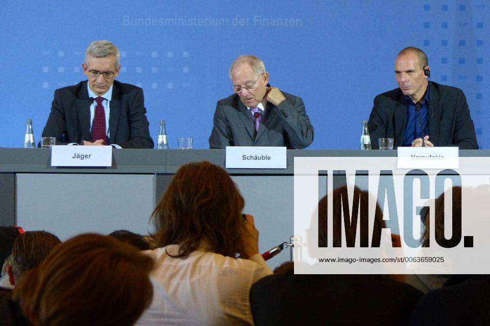 Berlin : im Bundesfinanzministerium empfing Bundesfinanzminister Wolfgang SCHÄUBLE,Mitte, seinen griechischen Amtskollegen Giannis VAROUFAKIS; auf einer Pressekonferenz legten die beiden Politiker ihre unterschiedlichen Auffassungen dar; ganz links : der Pressesprecher des Bundesfinanzministers, Martin JÄGER -
