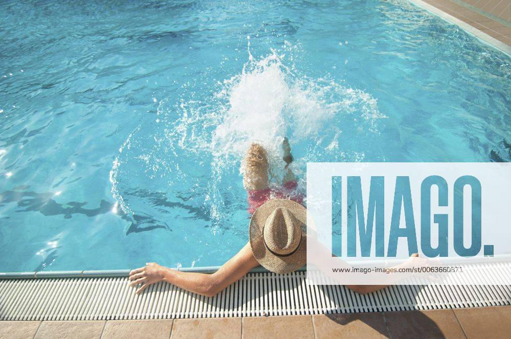 Swimming pool fun holiday water splashing teenager mit_2003_02400