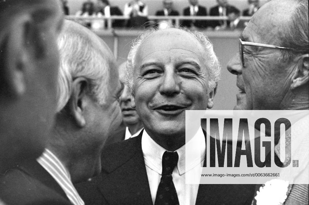 Fussball Weltmeisterschaft 1974 Finale Deutschland - Holland 07.07.1974 Bundespraesident Walter SCHEEL (FDP) gut gelaunt auf der Tribuehne. FOTO: WEREK Pressebildagentur MODELxRELEASExx Fussball WM 1974 Finale: Scheel