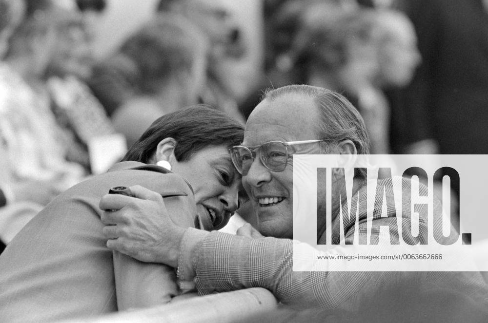 Fussball Weltmeisterschaft 1974 Finale Deutschland - Holland 07.07.1974 Bernhard zur Lippe Biesterfeld (Prinz der Niederlande rechts) im Gespraech mit Hannelore SCHMIDT (Ehefrau von Bundeskanzler Helmut SCHMIDT) im Gespraech. Fussball WM 1974 Finale: Biesterfeld, Schmidt