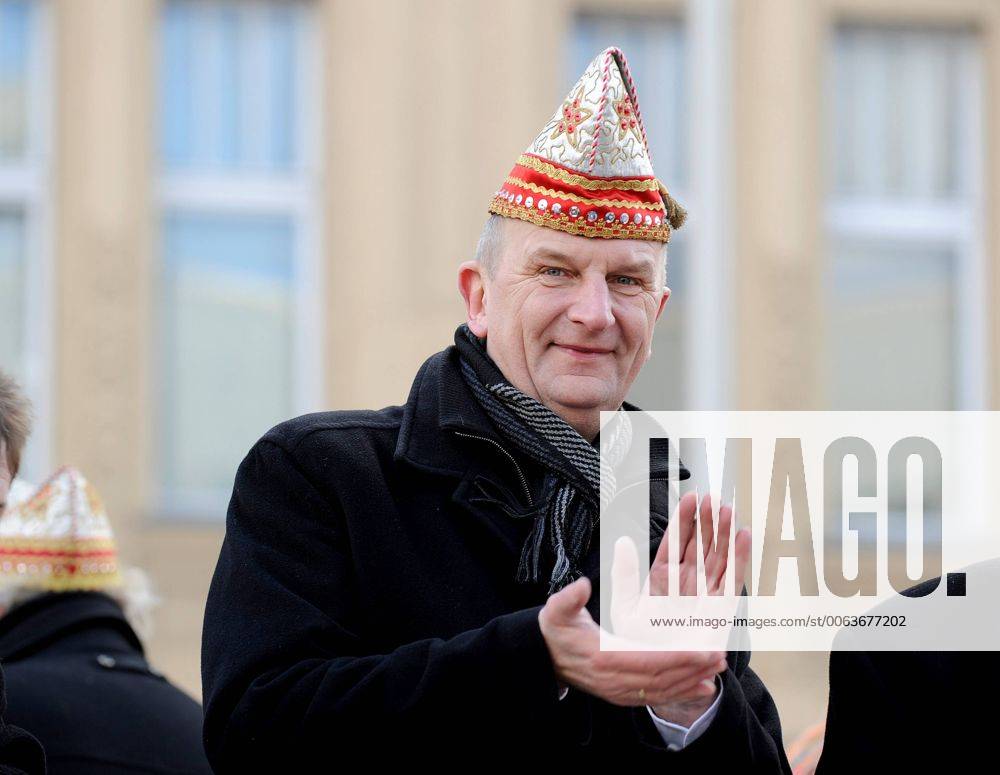 Cottbus, Karneval, Zug der froehlichen Leute 2015, 08.02.2015: Der Ministerpraesident des Landes Brandenburgs Dietmar Woidke klatscht am Sonntag (08.02.2015) beim Zug der froehlichen Leute Kamelle in die Haende. Der Umzug in Cottbus gilt als der groesste in ganz Ostdeutschland und zieht Vereine aus der gesamten Region Suedbrandenburg bis Berlin nach Cottbus. Zug der froehlichen Leute 2015