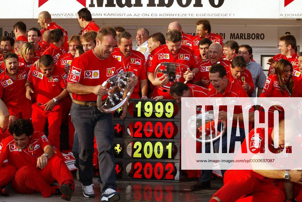 Ferrari-Crew mit Michael Schumacher (Deutschland), Rubens Barrichello (Brasilien), Technikdirektor Ross Brawn (England) und Teamchef Jean Todt (Frankreich) feiert den vorzeitigen WM-Sieg und die Konstrukteurswertung Motorsport Grand Prix Herren Großer Preis von Ungarn 2002, Formel 1 Weltmeisterschaft, F1, F, GP, WM, Vdig Totale Hungaroring Budapest Begeisterung, Freude,