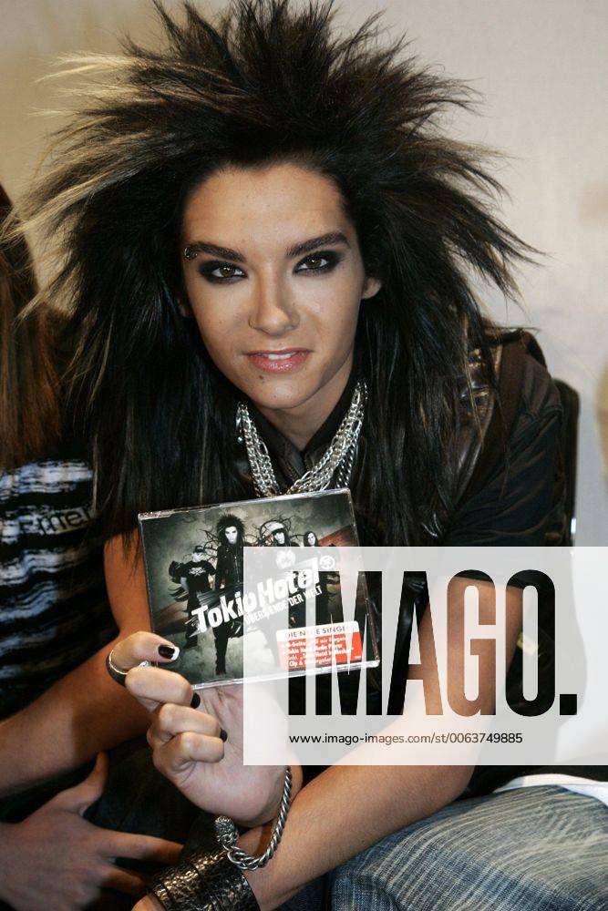 Tokio Hotel praesentiert neues Album - Berlin Bill Kaulitz von Tokio Hotel praesentiert neues Album, Uebers Ende der Welt, im U3 Tunnel am 22.01.2007 in Berlin. Ab dem 26.01.2007 steht das neue Album zum Verkauf. Die Tour, 483, startet am 16.03.07 in Trier und endet am 18.04. in Nancy.