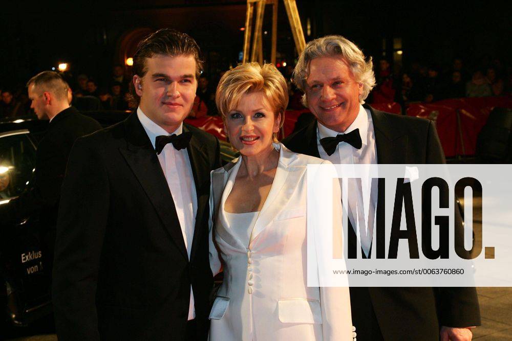 GOLDENE KAMERA Ankunft - Berlin Carmen Nebel mit Sohn Gregor und Ehemann bei der Ankunft zur Preisverleihung 41. GOLDENE KAMERA im Axel Springer Haus am 02.02.2006 in Berlin.