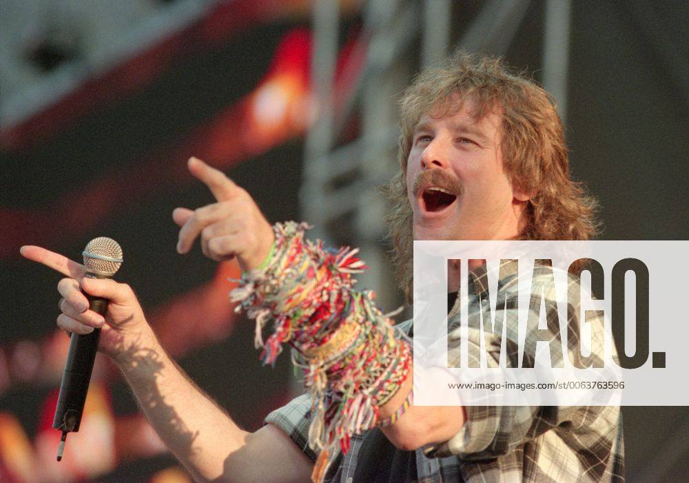Schlagersänger Wolfgang Petry singt während eines Konzerts 17.07.1999 im Rudolf - Harbig - Stadion in Dresden. RM001