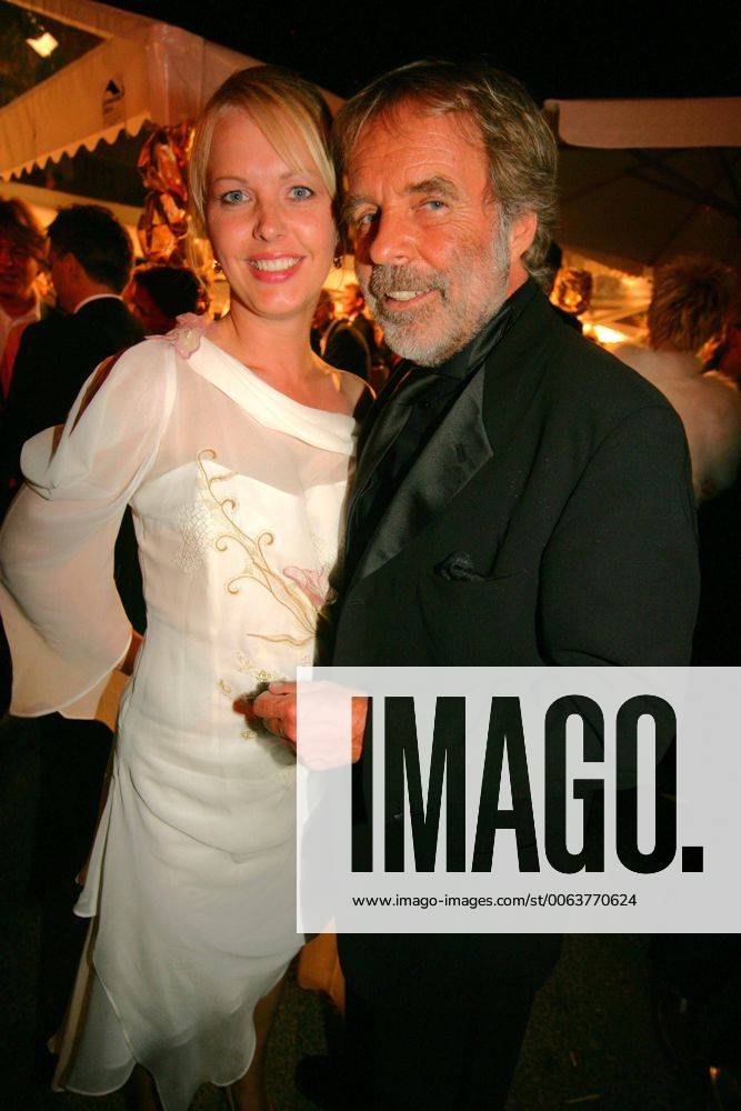Aftershowparty - DEUTSCHER FILMPREIS 2004 in Berlin Thomas Fritsch und PR - Agentin Nicole Giesa bei der Aftershowparty vom DEUTSCHEN FILMPREIS im Tempodrom am 18.06.2004 in Berlin.
