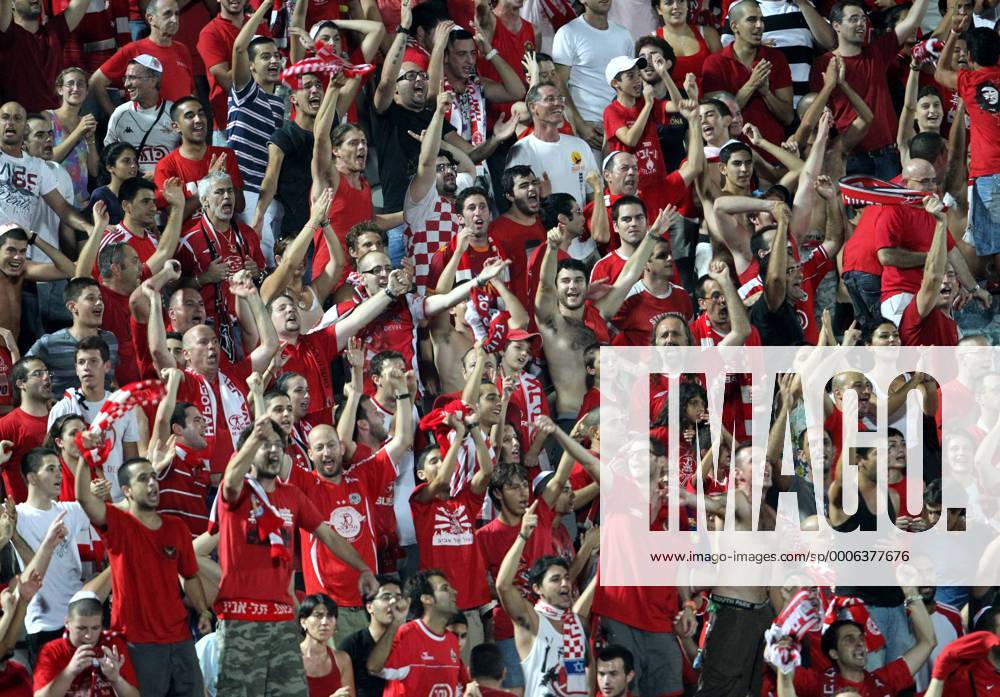 Champions League, Play-Off, Hapoel Tel Aviv FC. Bild zeigt Fans von Tel Aviv. o0 Totale Zuschauer Jubel Freude