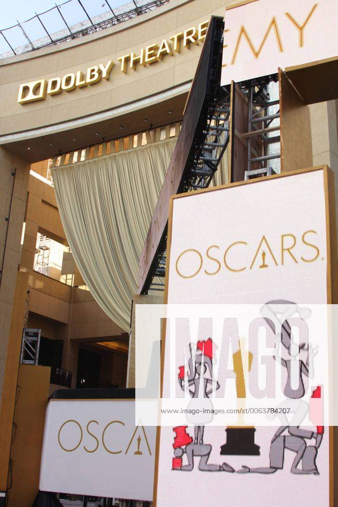 Die Spannung steigt... Hektisches Treiben in Los Angeles macht sich vor der 87. Oscar Verleihung am Sonntag, dem 22. Februar 2015 breit. Der rote Teppich, über den die Stars schreiten werden, wird ausgerollt, die sieben Meter hohe Statue vor dem Eingang aufgestellt und auch im Saal vom Dolby Theater herrscht Hochbetrieb, bis es am Sonntag Abend heißt: And the Oscar goes to... Oscar Vorbereitungen 2015- 87th Annual Academy Awards Set Up