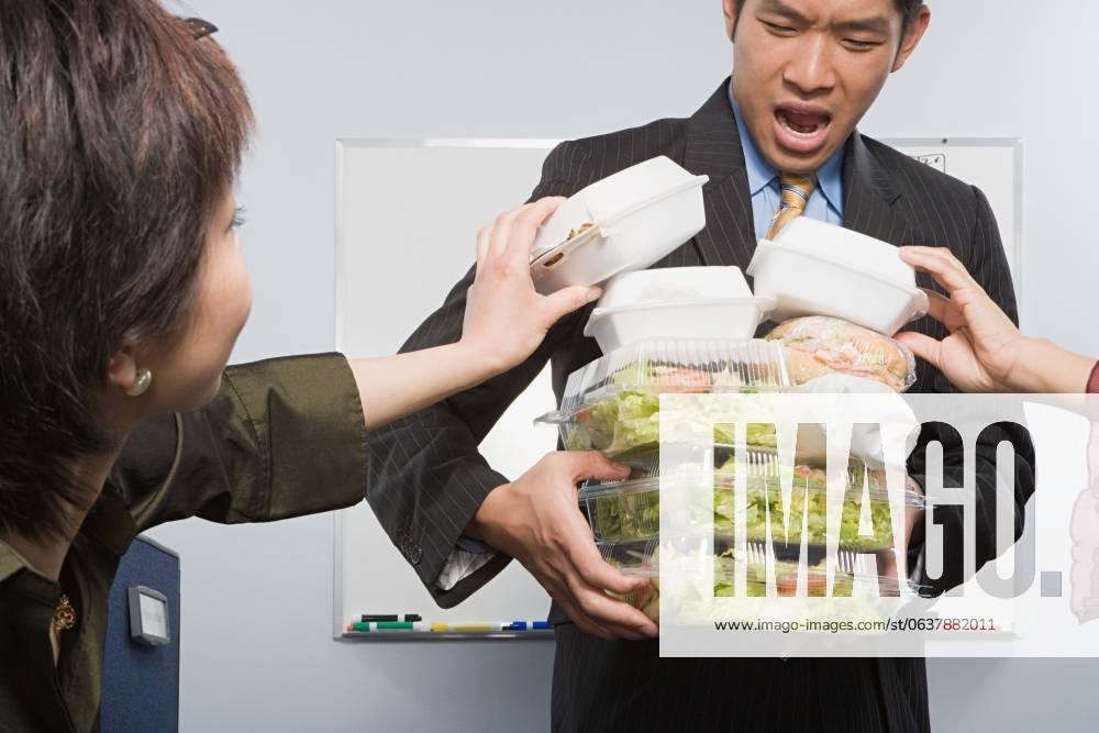 People taking food from colleague ,model released, Symbolfoto; Personen nehmend Lebensmittel von Kollege ,model released, Symbolfoto ING_39829_10877 RECORD DATE NOT STATED