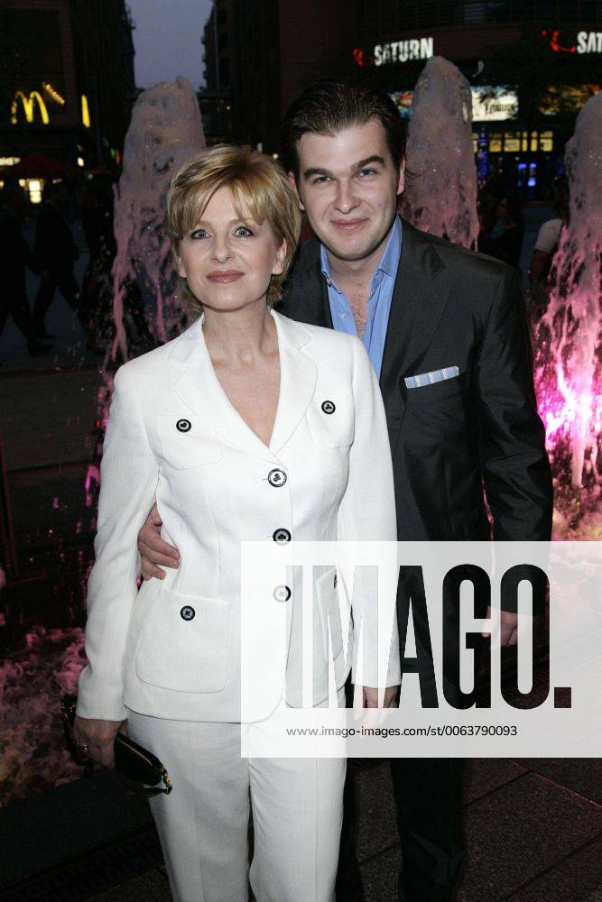 BELLE ET FOU Premiere - Berlin Carmen Nebel und Sohn Gregor bei der BELLE ET FOU - DAS SPIEL MIT DER LUST - Premiere in der Spielbank am 04.05.2006 in Berlin.