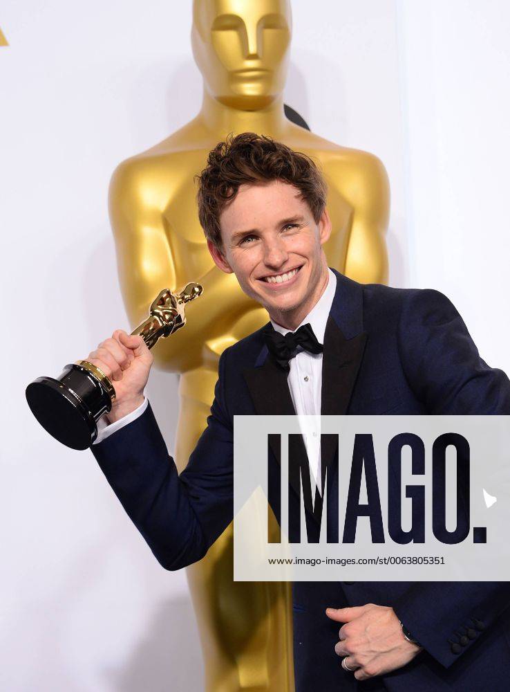 OSCARS. Bester Hauptdarsteller. Preisträger 2011-2020 Eddie Redmayne, winner of Best Actor for role in The Theory of Everything, poses backstage with his Oscar during the 87th Academy Awards at the Hollywood & Highland Center in Los Angeles on February 22, 2015. LAP20150222583 JIMxRUYMEN