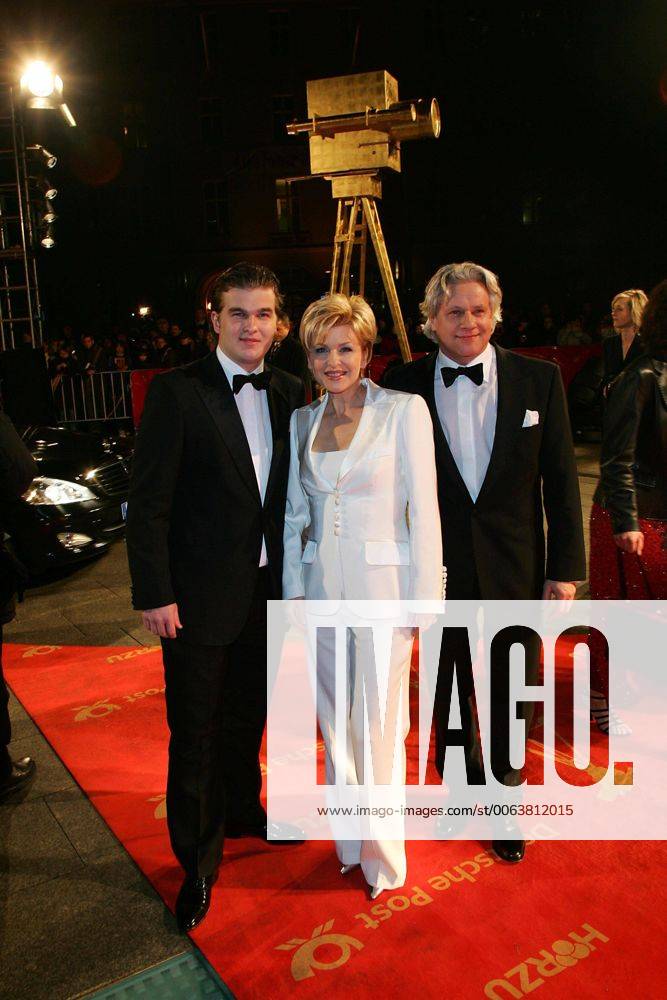 GOLDENE KAMERA Ankunft - Berlin Carmen Nebel mit Sohn Gregor und Ehemann bei der Ankunft zur Preisverleihung 41. GOLDENE KAMERA im Axel Springer Haus am 02.02.2006 in Berlin.