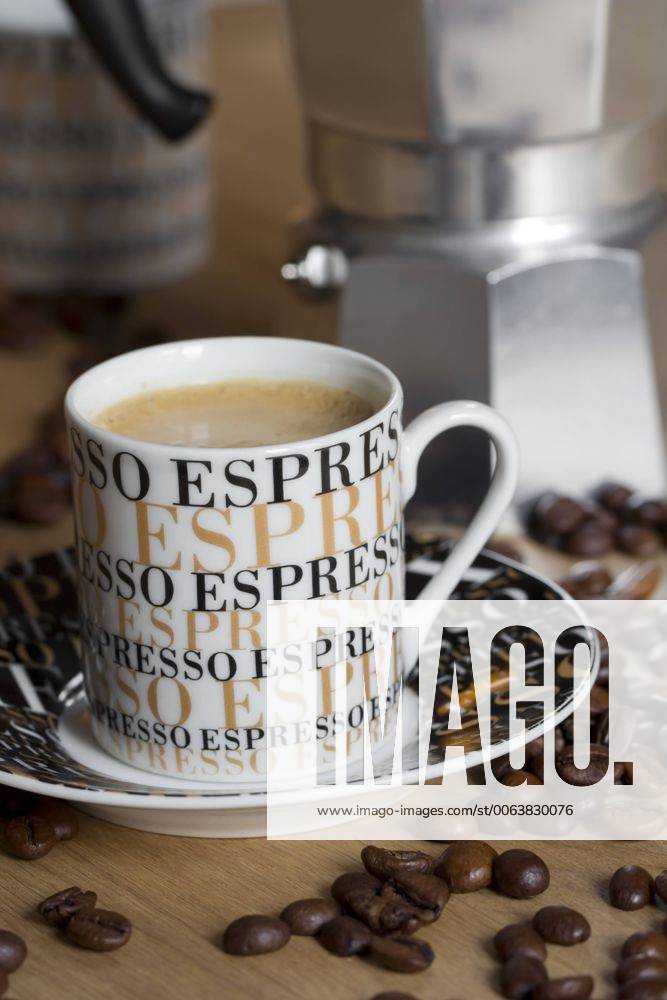 Espresso cup, espresso can and coffee beans YFF000298