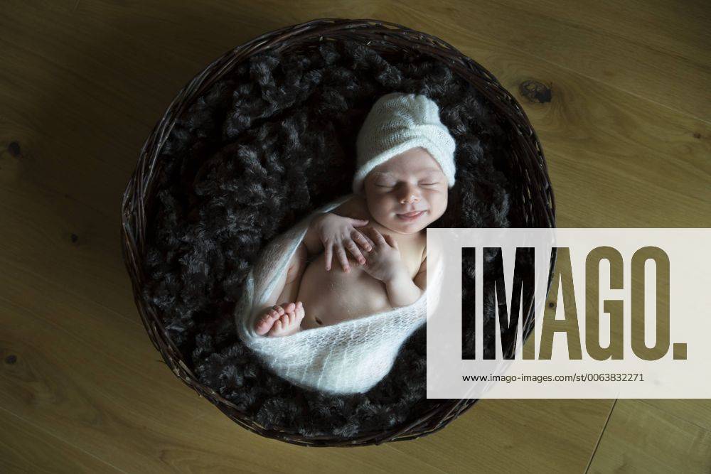 Sleeping newborn in a wickerbasket model released Symbolfoto JTLF000030