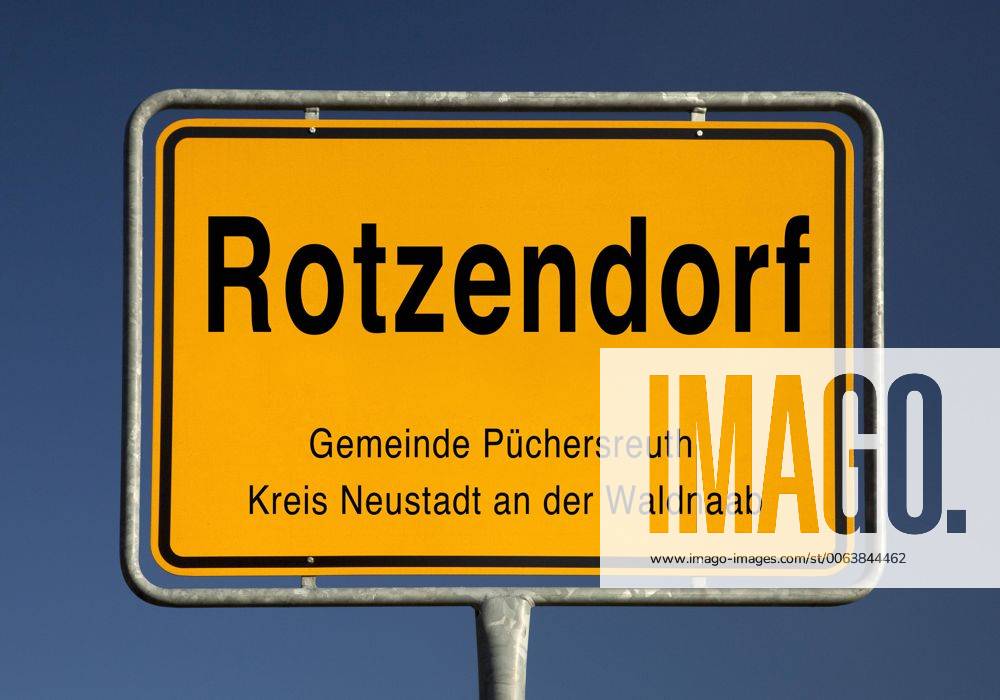 Ortseingangsschild von Rotzendorf, Ortsteil der Gemeinde Puechersreuth, Landkreis Neustadt an der Waldnaab, Deutschland, Bayern, Landkreis Neustadt an der Waldnaab, Puechersreuth Rotzendorf place name sign, Germany, Bavaria, Landkreis Neustadt an der Waldnaab, Puechersreuth BLWS388054