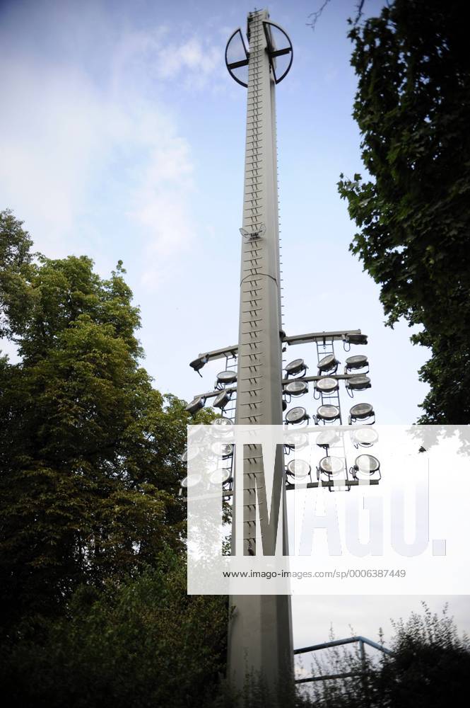 Potsdam - Abgeknickter Flutlichtmast im Karl Liebknecht Stadion - Heimspielstätte des SV Babelsberg 03 o0 Objekte Flutlicht Mast kaputt zerstört defekt Einzelbild