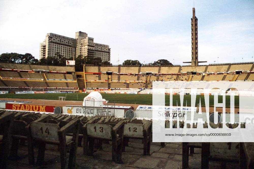 Das Nationalstadion Centenario in Montevideo fast leer Fußball Herren Primera A 2001, 1. Uruguayische Liga Totale Montevideo Leere