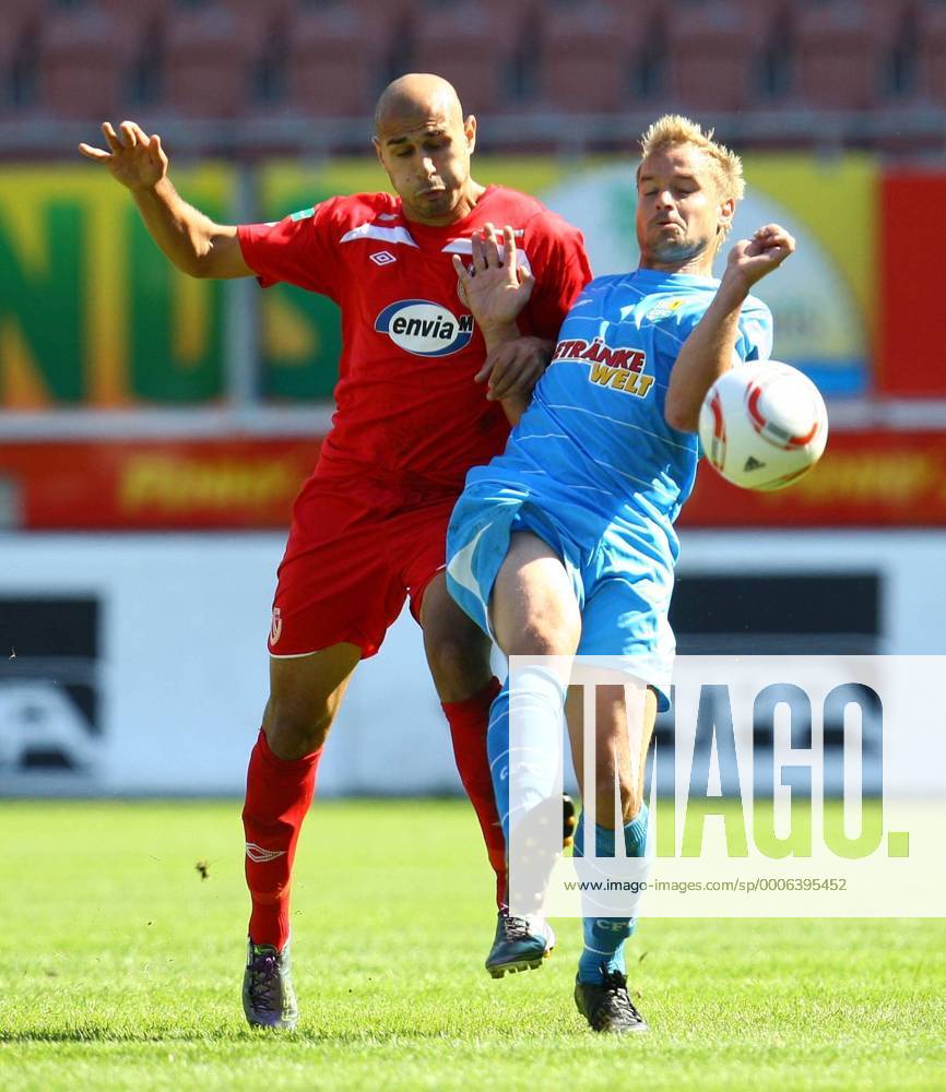 Cottbus, Stadion der Freundschaft: Fussball Regionalliga Nord : FC Energie Cottbus II - Chemnitzer FC: Energies Velimir Jovanovic (rot) gegen den Chemnitzer Rene Trehkopf.