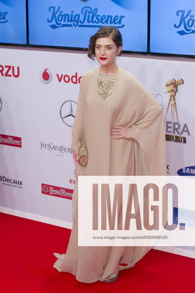 Liv Lisa FRIES, Schauspielerin, Roter Teppich, Red Carpet Show, Ankunft, arrival, Die Verleihung der 50. Goldenen Kamera, der Film- und Fernsehpreis der Programmzeitschrift Hoerzu in Hamburg, Deutschland am 27.02.2017.