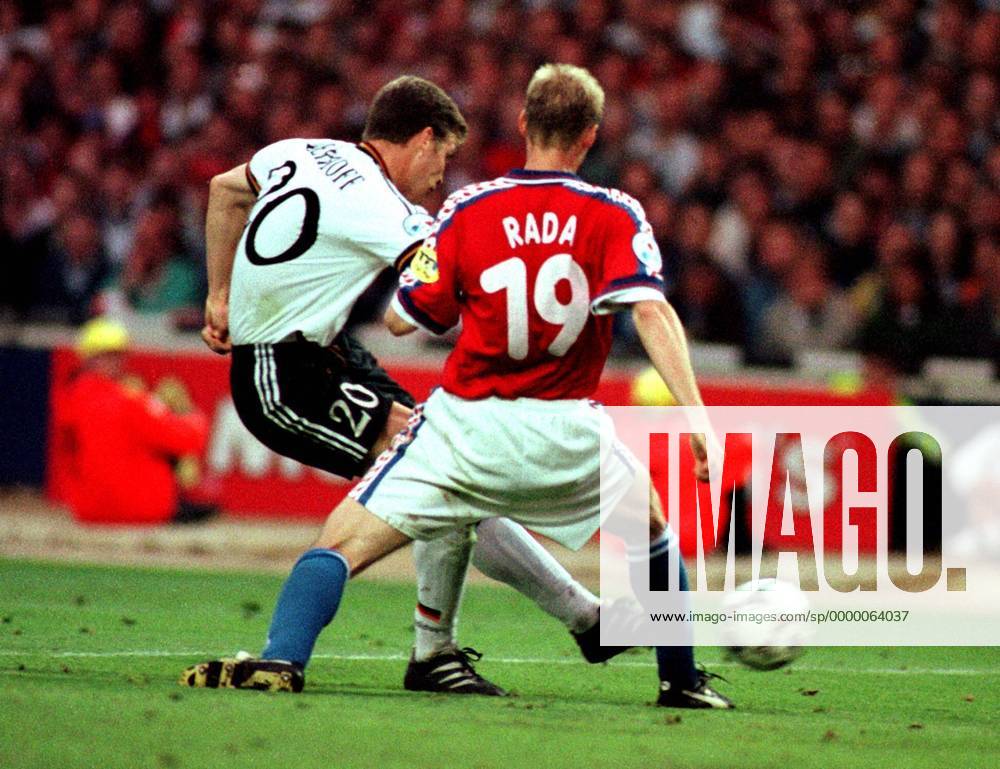 Oliver Bierhoff erzielt mit diesem Schuß das Golden Goal, welches die EM entscheidet und Deutschland zum Europameister macht Fußball EM Herren Europameisterschaft 1996, Nationalmannschaft, Länderspiel, Deutschland - Tschechien 2:1 Gruppe Wembleystadion London Dynamik,