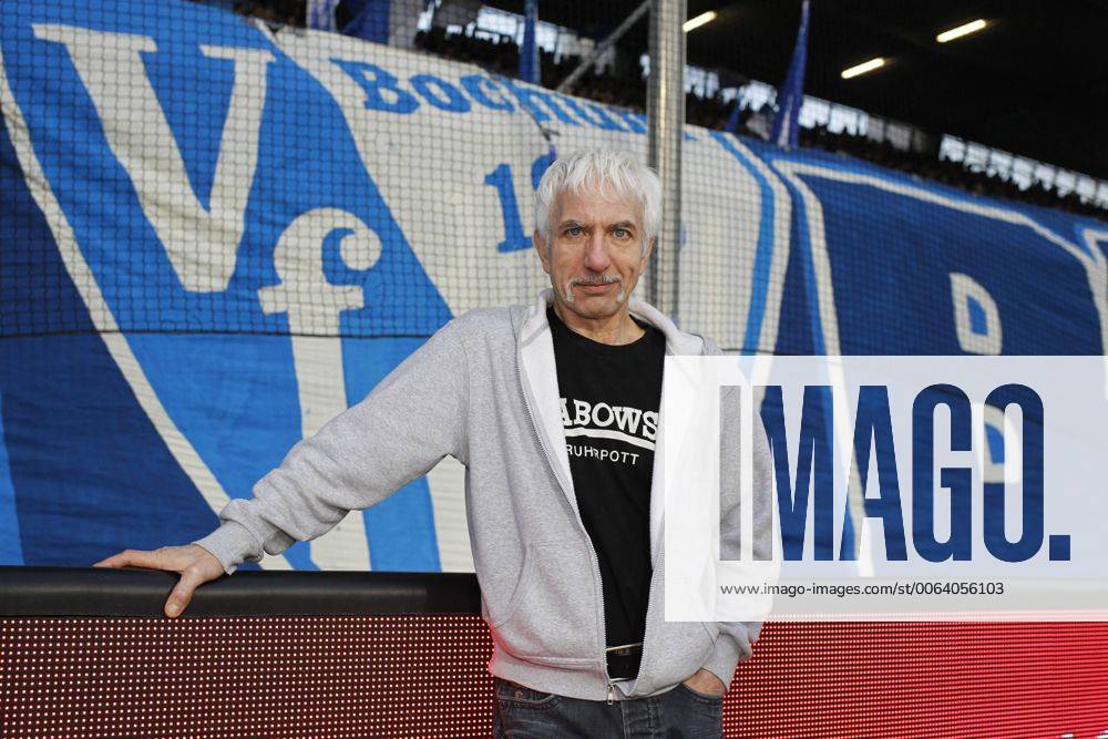 Schauspieler Ralf Richter (Grabowski - Alles fuer die Familie) vor der Ostkurve VfL Bochum vs 1. FC Heidenheim, Fussball, 2. Bundesliga, 13.03.2015 , EP_JSE