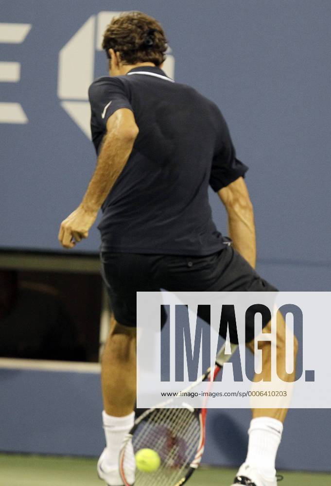 Roger Federer of the SUI hits a ball between his legs and wins the point in the second set NYP20100830127