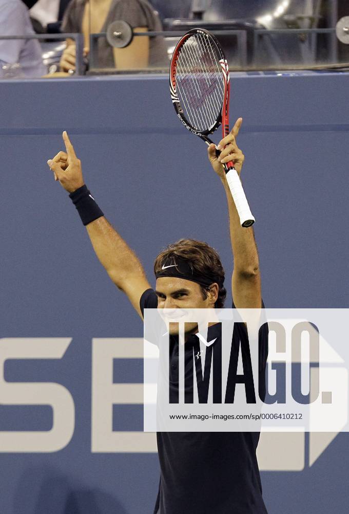 Roger Federer of the SUI reacts after hitting a ball between his legs and winning the point in the second set NYP20100830129 o0 Jubel, Freude