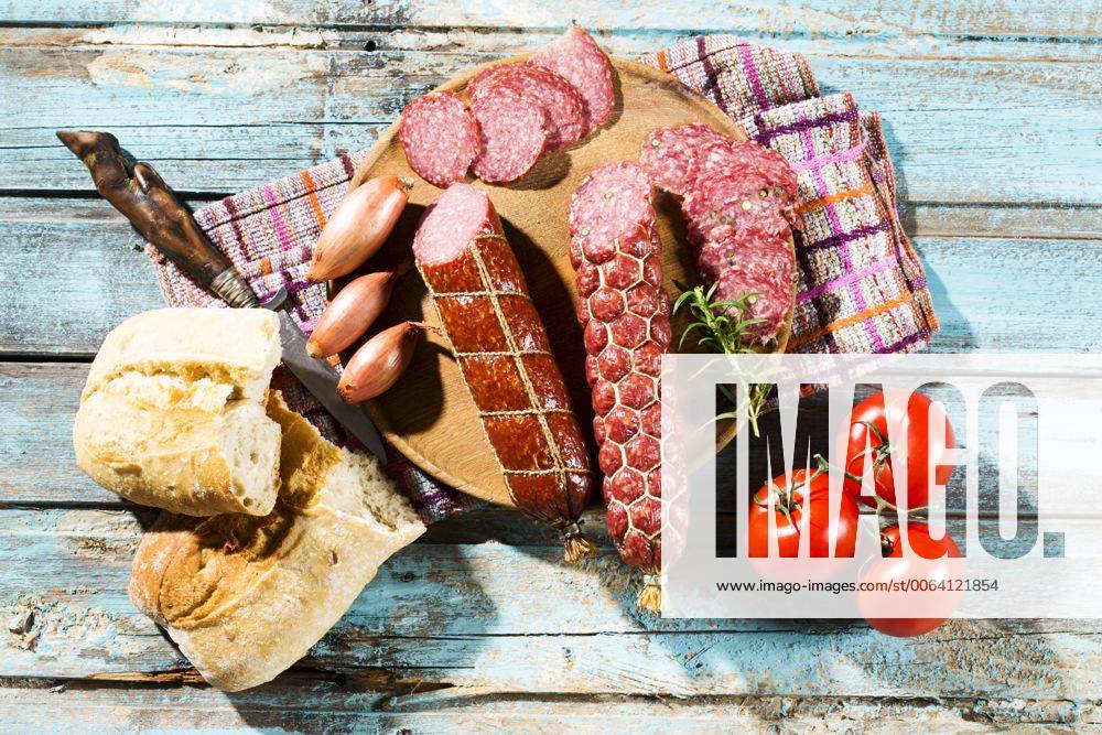 IMAGO Creative, Food, Brotzeit Cold snack with salami, tomatoes, ciabatta and shallots MAEF009705